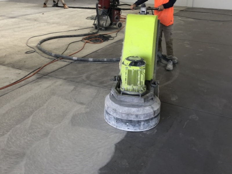 So entfernen Sie Epoxidharz effizient von Betonböden